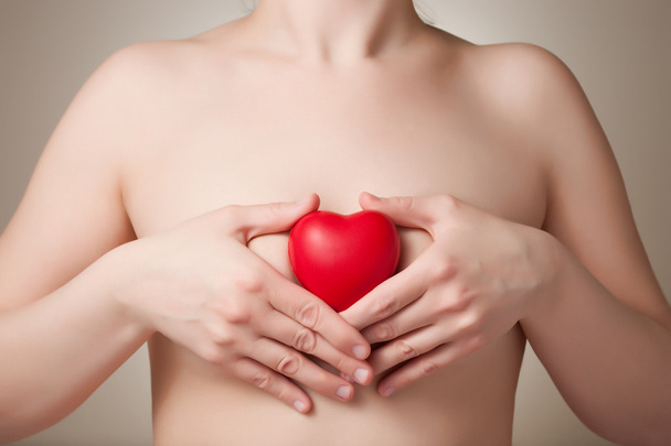 femme tenant un cœur rouge
 - Photo, image