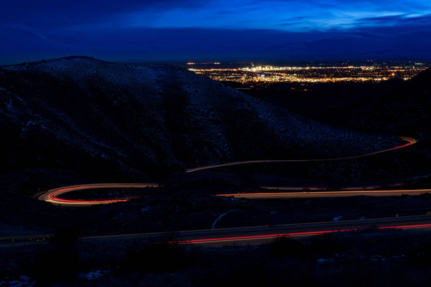 Smuże światła samochodowe prowadzą do świateł nocnych w Boise Idaho niebo - Zdjęcie, obraz