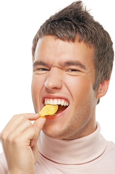 portret młodzieńca jedzenie chipsów - Zdjęcie, obraz
