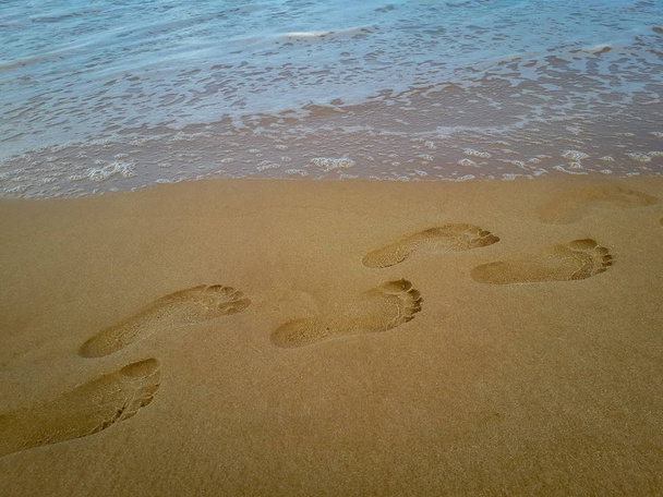 Detalle de primer plano de un pie femenino en la playa
. - Foto, Imagen