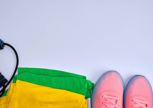 Ropa deportiva y zapatillas rosa con cordones
 - Foto, imagen