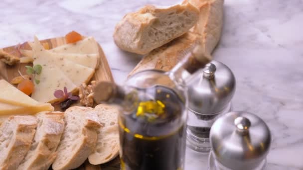 4K Spanish Manchego cheese served with toast, Dolly shot - Video, Çekim