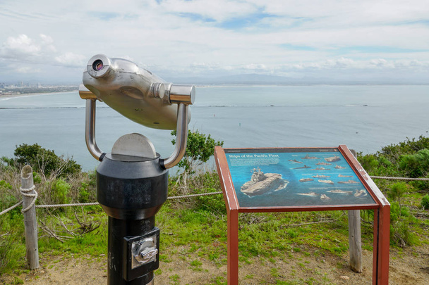 Telescopio binocular de pago en la punta de la península de Point Loma en San Diego, California, EE.UU. Cerrar imagen de binoculares automatizados para observar la ciudad y bahía de San Diego. prismáticos operados con monedas
. - Foto, Imagen