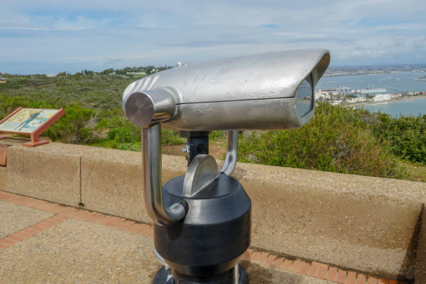 サンディエゴ、カリフォルニア、米国でポイント ロマの半島の先端の双眼望遠鏡を支払った。サンディエゴ市内・ ベイを観察する自動化された双眼鏡のイメージを閉じます。コイン ランドリー双眼鏡. - 写真・画像