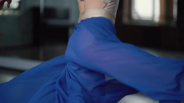 Spin of young dancer with beautiful big skirt in slow motion. - Filmati, video