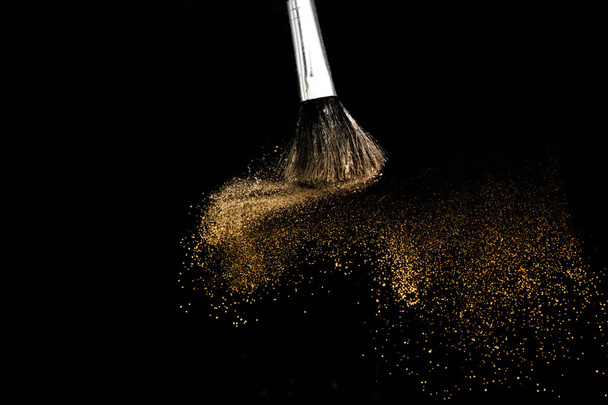 salpicadura de polvo de oro y cepillo para artista de maquillaje
 - Foto, imagen