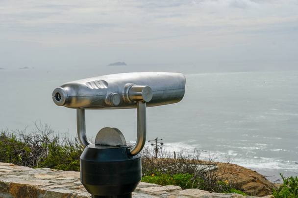 Оплаченный бинокулярный телескоп на оконечности полуострова Пойнт-Лома в Сан-Диего, Калифорния, США. Закрыть изображение автоматических биноклей для наблюдения за городом и заливом Сан-Диего. Бинокль с монетой
. - Фото, изображение