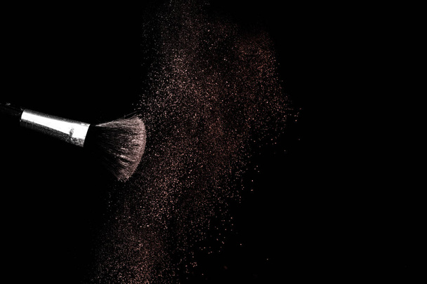 Χρώμα του έτους, σκόνη βουτιά και βούρτσα για καλλιτέχνης μακιγιάζ ή  - Φωτογραφία, εικόνα