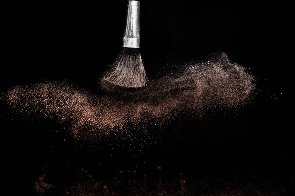 Χρώμα του έτους, σκόνη βουτιά και βούρτσα για καλλιτέχνης μακιγιάζ ή  - Φωτογραφία, εικόνα