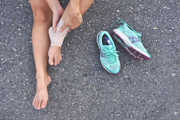 Spor bacak yarası çalıştırdıktan sonra tutan genç fitness kadın  - Fotoğraf, Görsel