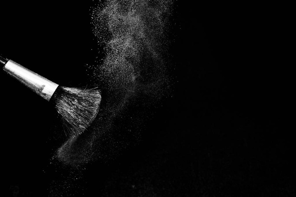Beyaz kozmetik toz yayılıyor ile kozmetik fırça - Fotoğraf, Görsel