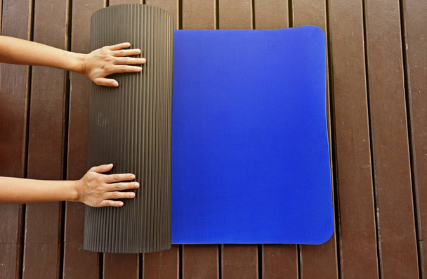 Жінка килимок для йоги після тренування
 - Фото, зображення