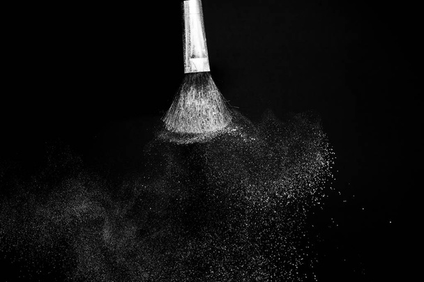 Cepillo cosmético con difusión de polvo cosmético blanco
 - Foto, Imagen