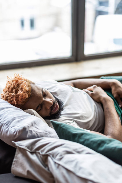 Příjemný dobrý muž spí doma - Fotografie, Obrázek