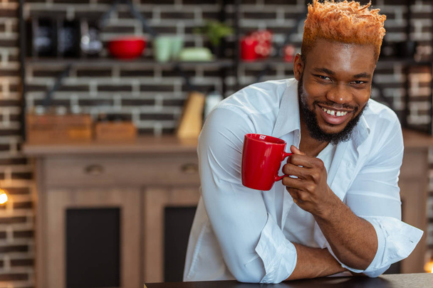 Positive African American man holding a red cup - Foto, immagini