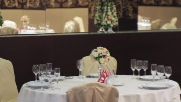 Tavolo decorato per una cena di nozze. Scena. Primo piano di elegante, tavolo preparato per una cena di lusso
 - Filmati, video