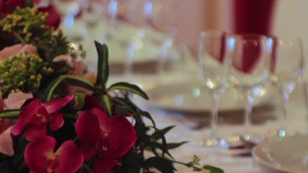 Tabel ingericht voor een bruiloft diner. Scène. Close-up van elegante, tabel voorbereid op een luxe diner - Video