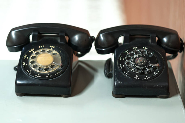 机の上の古い固定電話。彼らは、当時の音声によるコミュニケーションの手段として19世紀から製造されています - 写真・画像