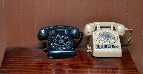 Teléfono fijo viejo en el escritorio. Se fabrican a partir del siglo XIX como un medio de comunicación por voz en ese momento
 - Foto, Imagen