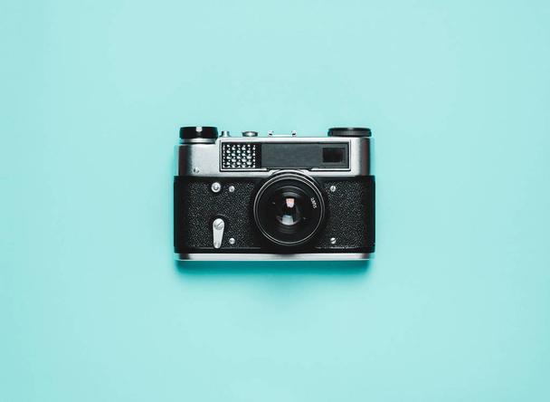 mavi bir arka plan üzerinde eski Vintage fotoğraf makinesi - Fotoğraf, Görsel
