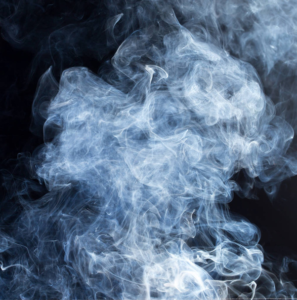 Frammenti di fumo su sfondo nero - Foto, immagini