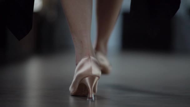 Detailní záběr záběr nohy že tanec valčík v pomalém pohybu. - Záběry, video