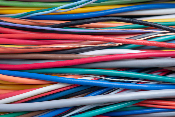 Cable eléctrico de color como fondo
 - Foto, imagen