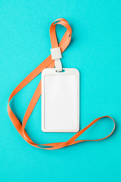 Carte d'identité / icône vide avec une ceinture orange, sur fond bleu
.  - Photo, image