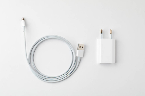 câble USB et micro-USB blanc isolé sur fond blanc
. - Photo, image