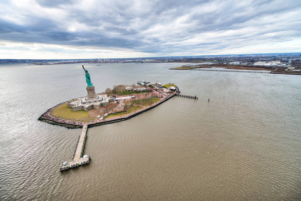 Vista aérea de largo ângulo da Ilha da Liberdade e Estátua da Liberdade
,  - Foto, Imagem