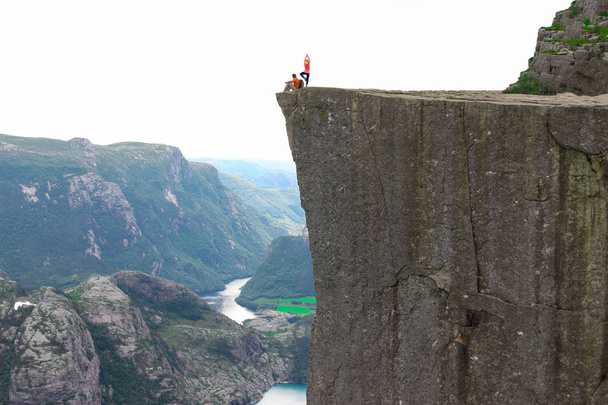 Muhteşem Norveç uçurumları, ziyaret etmek için güzel yerler. - Fotoğraf, Görsel