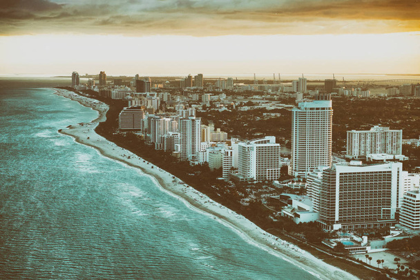 Удивительный вид на Майами Бич. Вид с воздуха на городские здания
 - Фото, изображение