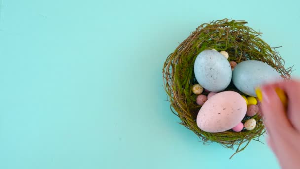 Frohe Ostern über Kopf mit Ostereiern und Dekorationen auf Holz-Hintergrund. - Filmmaterial, Video