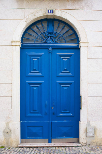 LISBOA, PORTUGAL - 1 de Março de 2019: Porta azul velha em Belém, Lisboa, Portugal
  - Foto, Imagem