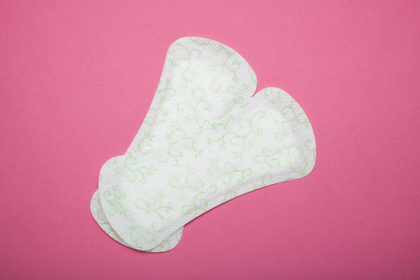 The sanitary pads, napkin on pink background. - Fotoğraf, Görsel