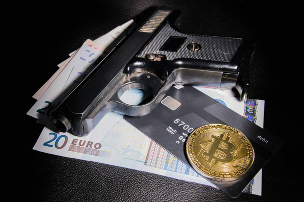 criminal Euro dinero y pistola a la luz
 - Foto, Imagen