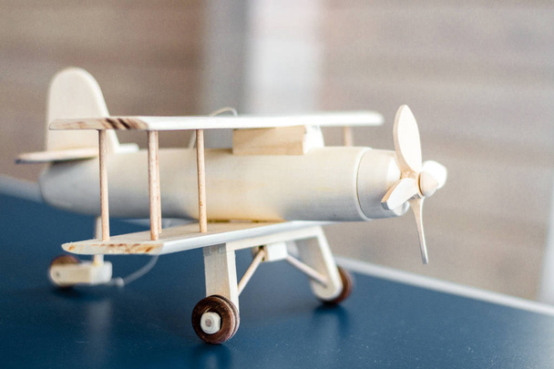 Vintage modello aereo in legno. Stile retrò. Modello di gioco
. - Foto, immagini