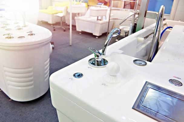 Moderne Badewannen und Whirlpool im Geschäft - Foto, Bild