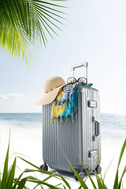 çanta şapka, pareo ve güneş gözlüğü ile görünümünü güneşli tropik sahilde - Fotoğraf, Görsel