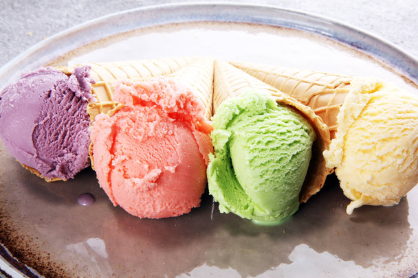 Conjunto de colheres de sorvete de diferentes cores e sabores
 - Foto, Imagem
