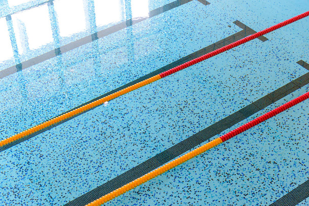 Üstten Görünüm yarış parçaları ya da lane marker ile Kapalı Yüzme Havuzu. Spor kavramı - Fotoğraf, Görsel
