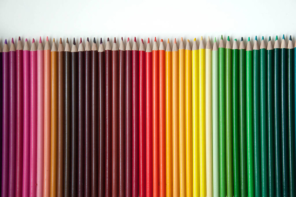 Sok multi-színes ceruzák. Háttér befest ceruza. Szivárvány színek, a paletta. Fényes és színes háttérrel. - Fotó, kép