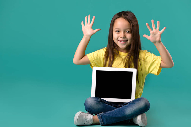 little girl holding a blank tablet computer - Foto, Imagen