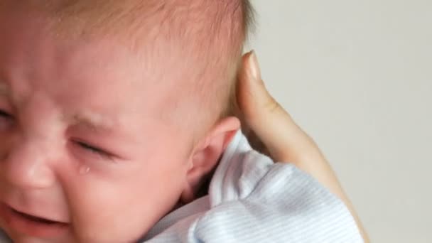 Dois meses de idade bebê recém-nascido chora alto. Criança rosto close up vista
 - Filmagem, Vídeo