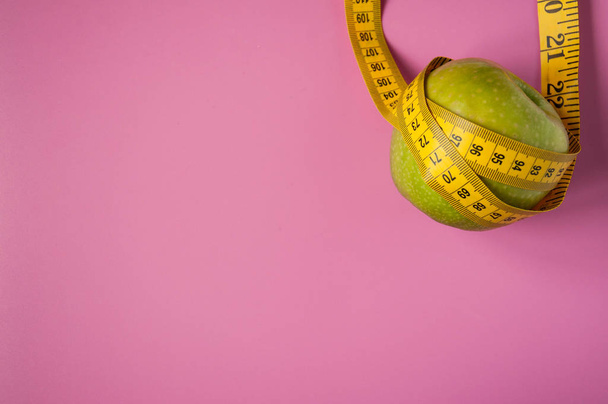 Dieta y nutrición adecuada. Manzanas con medidor. Antecedentes del sitio
.  - Foto, imagen