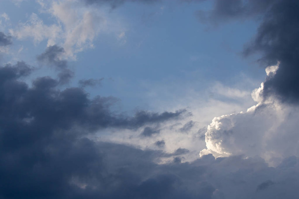 storm wolken in de lucht als achtergrond - Foto, afbeelding