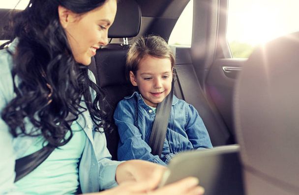 happy family with tablet pc driving in car - Foto, imagen