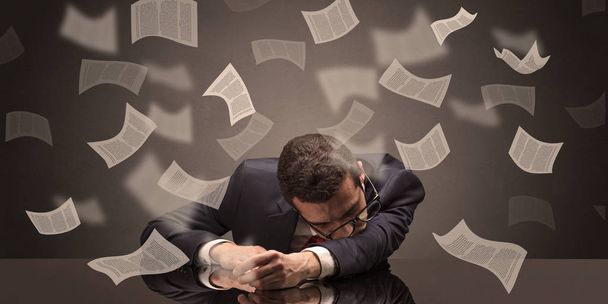 Geschäftsmann schlief mit Papierkrieg im Büro ein - Foto, Bild