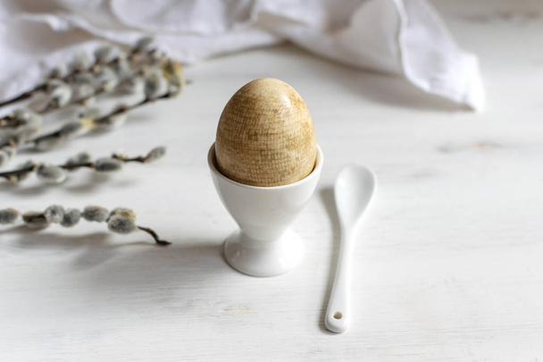 Natuurlijk geverfd Easter Egg voor het ontbijt, White Egg Cup, gedrapeerd n - Foto, afbeelding