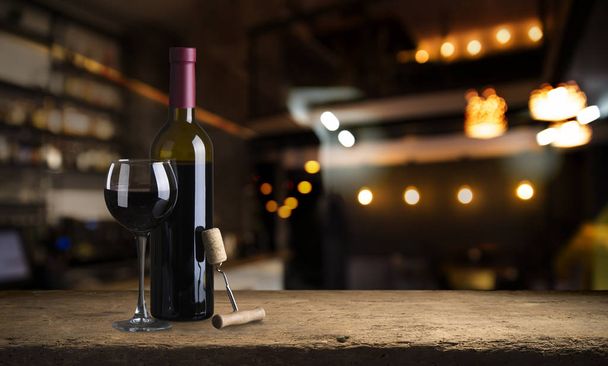 Коллекция дорогих винных бутылок и деревянных бочек в погребе, дегустация вин и концепция производства
 - Фото, изображение